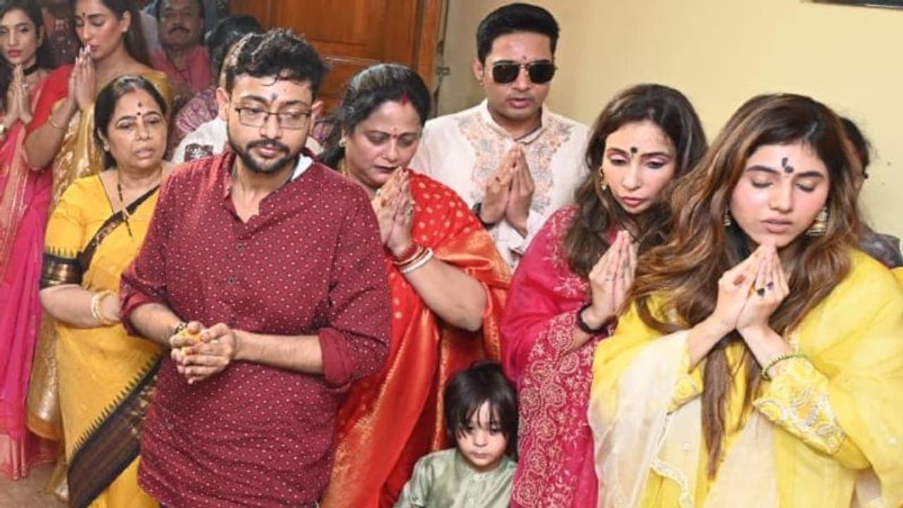 কালো চশমা পরে মমতার বাড়ির কালীপুজোয় হাজির অভিষেক বন্দ্যোপাধ্য়ায়, আর্শীবাদ নিলেন মুখ্যমন্ত্রীর কালো চশমা পরে মমতার বাড়ির কালীপুজোয় হাজির অভিষেক বন্দ্যোপাধ্য়ায়, আর্শীবাদ নিলেন মুখ্যমন্ত্রীর