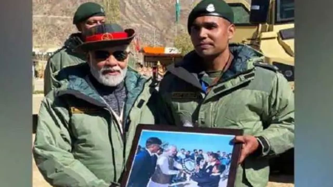 21 ವರ್ಷದ ಬಳಿಕ ಯೋಧನ ಜೊತೆ PM Modi ಪುನರ್ಮಿಲನ