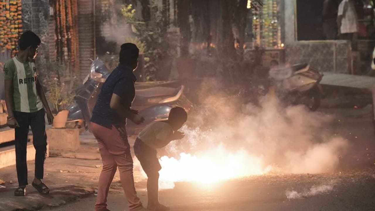 దీపావళి వేడుకలు: డజన్ల కొద్ది అగ్నిప్రమాదాలు.. వివరాలు ఇవిగో దీపావళి వేడుకలు: డజన్ల కొద్ది అగ్నిప్రమాదాలు.. వివరాలు ఇవిగో