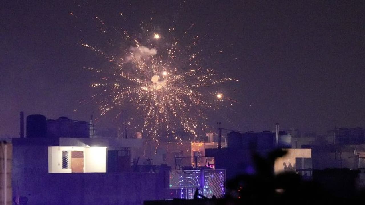 बैन के बावजूद दिल्ली में जमकर फूटे पटाखे, धुएं से एयर क्वालिटी बेहद खराब हुई, जानिए पूरी डिटेल्स बैन के बावजूद दिल्ली में जमकर फूटे पटाखे, धुएं से एयर क्वालिटी बेहद खराब हुई, जानिए पूरी डिटेल्स