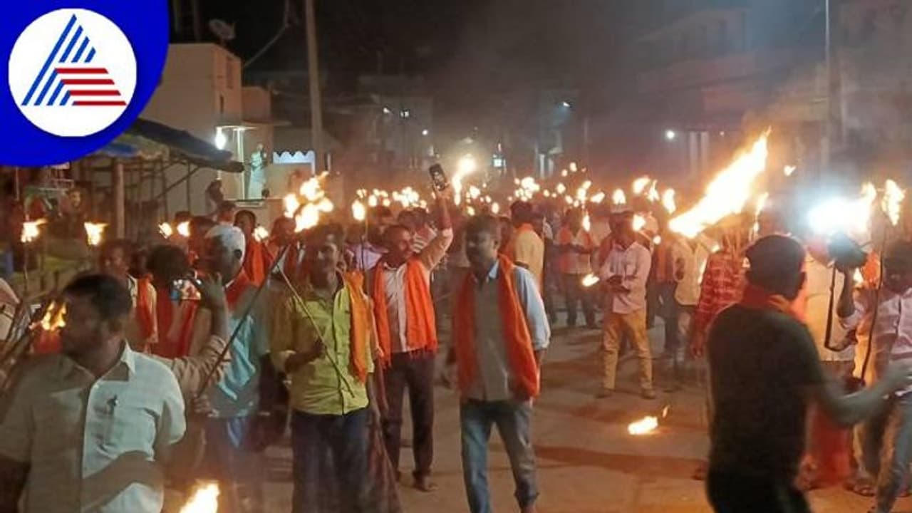 ಮಂಡ್ಯ: ದೀಪಾವಳಿಯಂದೇ ಮೇಲುಕೋಟೆಯಲ್ಲಿ ಕರಾಳ ದಿನ, ಟಿಪ್ಪು ಹತ್ಯಾಕಾಂಡಕ್ಕೆ ಖಂಡನೆ ಮಂಡ್ಯ: ದೀಪಾವಳಿಯಂದೇ ಮೇಲುಕೋಟೆಯಲ್ಲಿ ಕರಾಳ ದಿನ, ಟಿಪ್ಪು ಹತ್ಯಾಕಾಂಡಕ್ಕೆ ಖಂಡನೆ