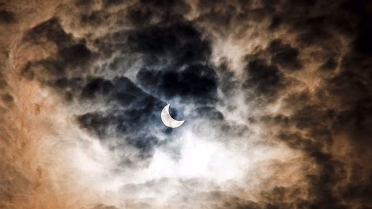 Surya Grahan 2022: 26अक्टूबर की सुबह तक रहेगा सूर्य ग्रहण का सूतक, इस दौरान भूलकर भी न करें ये 6 काम Surya Grahan 2022: 26अक्टूबर की सुबह तक रहेगा सूर्य ग्रहण का सूतक, इस दौरान भूलकर भी न करें ये 6 काम