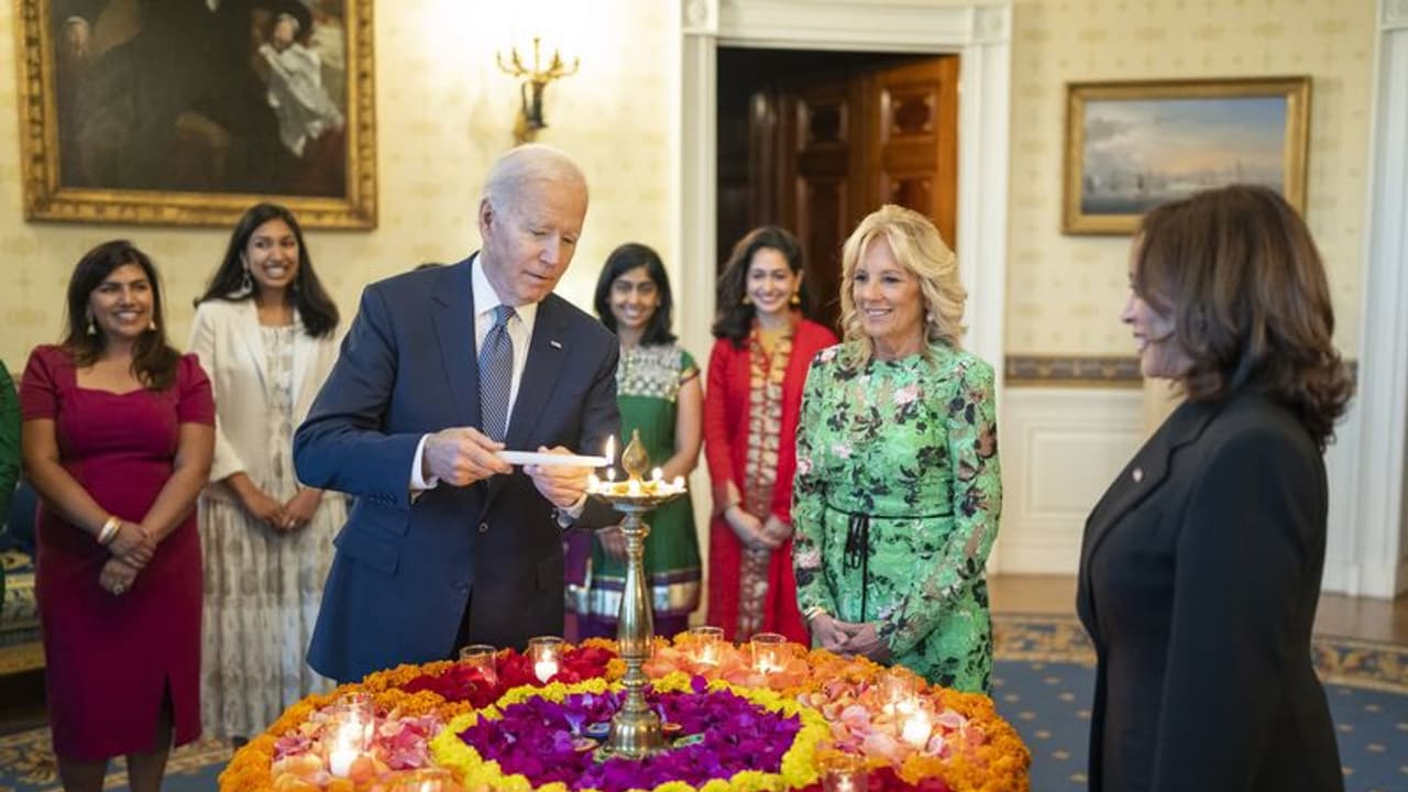 व्हाइट हाउस में दिवाली,बिडेन बोले हमारे पास इतिहास में पहले से कहीं अधिक एशियाई अमेरिकी, हैरिस को याद आया बचपन