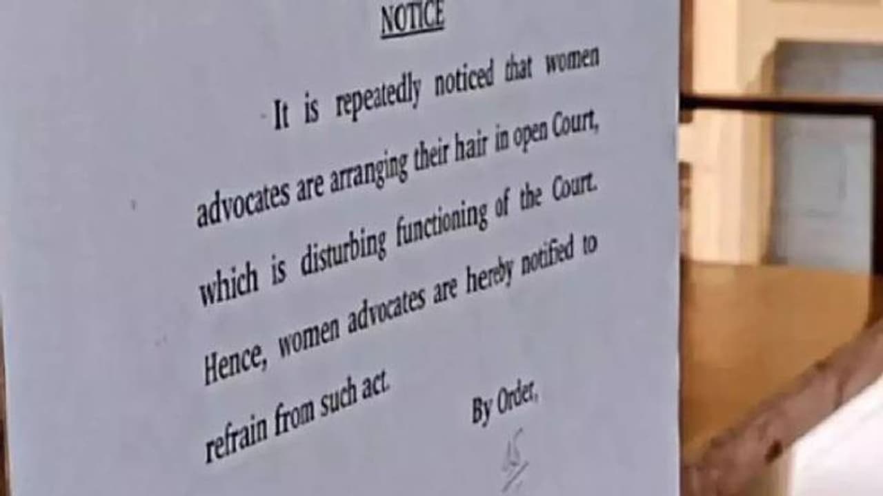 വനിതാ അഭിഭാഷകർ കോടതിയിൽ വന്നാൽ മുടി ശരിയാക്കുന്നത് നിർത്തണം, പൂനെ കോടതിയിൽ വിചിത്രമായ നോട്ടീസ് വനിതാ അഭിഭാഷകർ കോടതിയിൽ വന്നാൽ മുടി ശരിയാക്കുന്നത് നിർത്തണം, പൂനെ കോടതിയിൽ വിചിത്രമായ നോട്ടീസ്