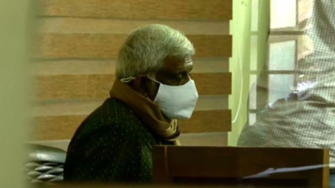 പീഡനക്കേസിൽ സിവിക് ചന്ദ്രൻ ഡിവൈഎസ്പി മുൻപാകെ കീഴടങ്ങി 