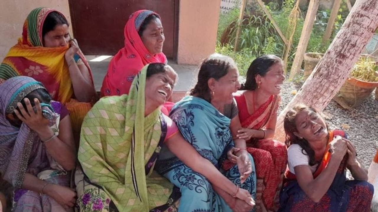 दीवाली की अगली सुबह पत्नी के साथ ससुराल जा रहा था शख्स, अचानक हुआ कुछ ऐसा चली गई दोनों की जान दीवाली की अगली सुबह पत्नी के साथ ससुराल जा रहा था शख्स, अचानक हुआ कुछ ऐसा चली गई दोनों की जान