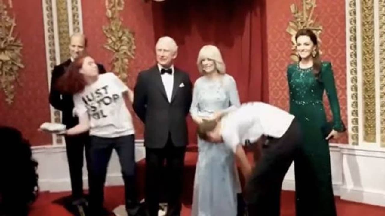 'ജസ്റ്റ് സ്റ്റോപ്പ് ഓയിൽ', ചാൾസ് മൂന്നാമൻ രാജാവിന്റെ മെഴുക് പ്രതിമയിൽ കേക്കെറിഞ്ഞ് പ്രതിഷേധം