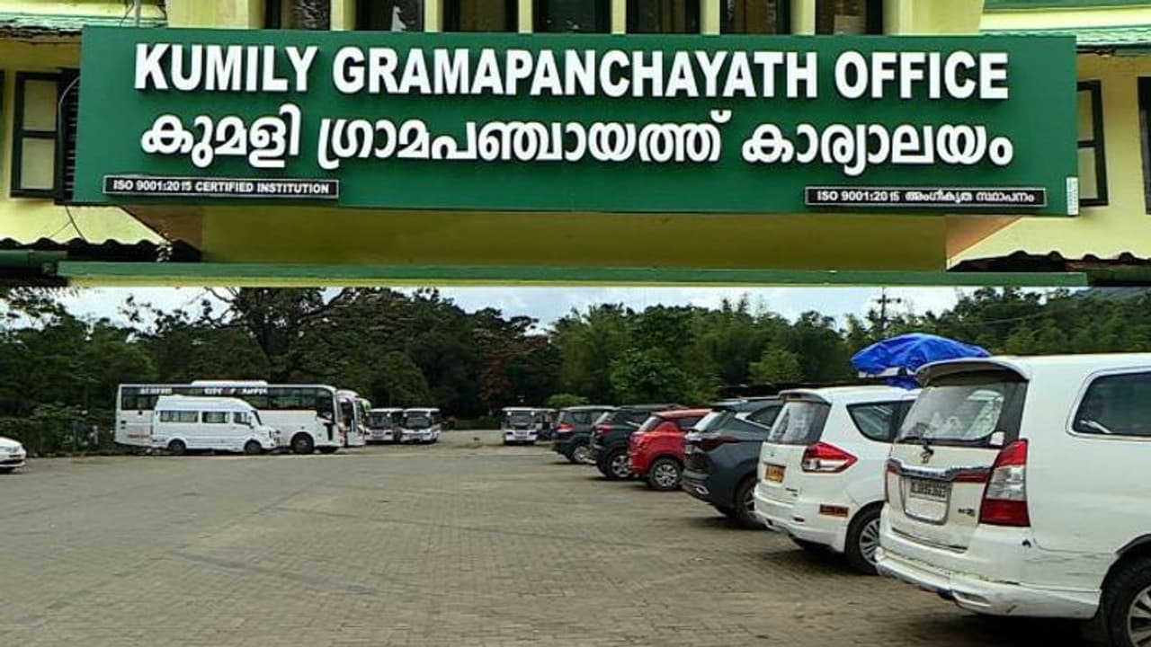 ശബരിമല സീസണിൽ കുമളി ടൗണിൽ പാർക്കിംഗിന് സ്ഥലം അനുവദിക്കാതെ വനംവകുപ്പ് 