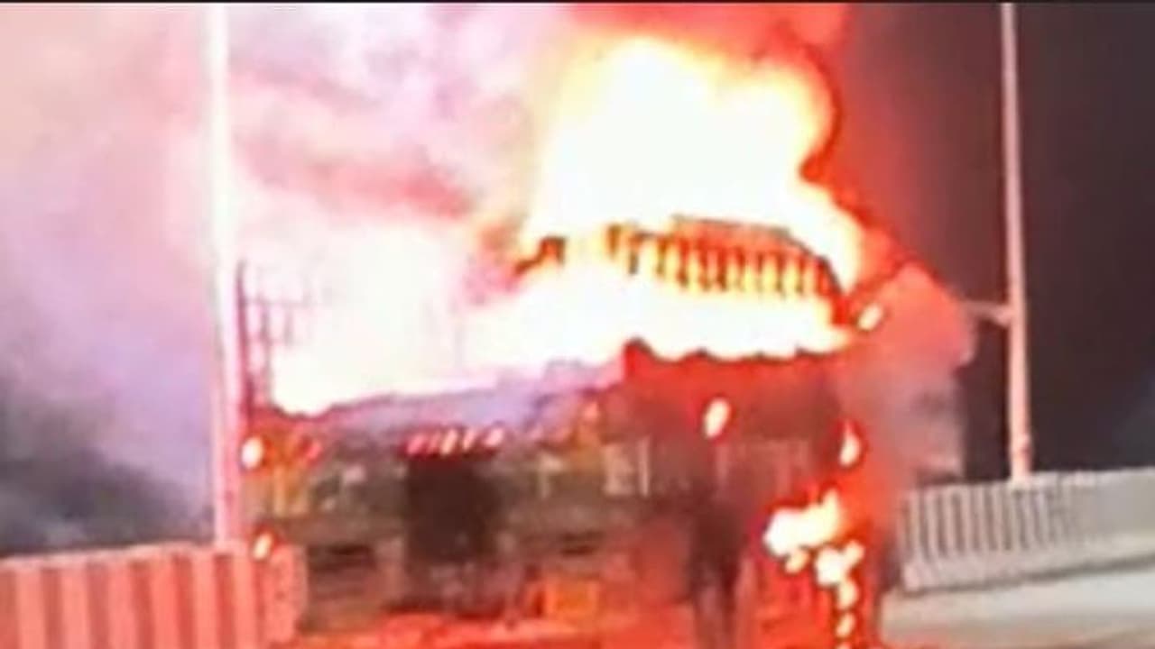 NH 8 पर दिवाली की रात बड़ा हादसा: 20 फीट ऊंची लपटों के बीच फसा चैन्नई जा रहा ट्रक, भयावह था मंजर NH 8 पर दिवाली की रात बड़ा हादसा: 20 फीट ऊंची लपटों के बीच फसा चैन्नई जा रहा ट्रक, भयावह था मंजर