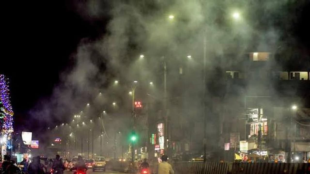 Delhi की हवा हुई जहरीली तो 13% ने छोड़ दिया शहर, हर 5 में से 4 परिवार प्रदूषण संबंधित बीमारी की चपेट में...