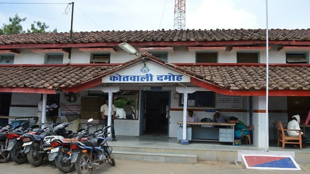 दमोह में पति पत्नी और बेटे की गोली मारकर हत्या, दो गंभीर रूप से घायल, मामूली विवाद बनी हत्याकांड की वजह दमोह में पति पत्नी और बेटे की गोली मारकर हत्या, दो गंभीर रूप से घायल, मामूली विवाद बनी हत्याकांड की वजह