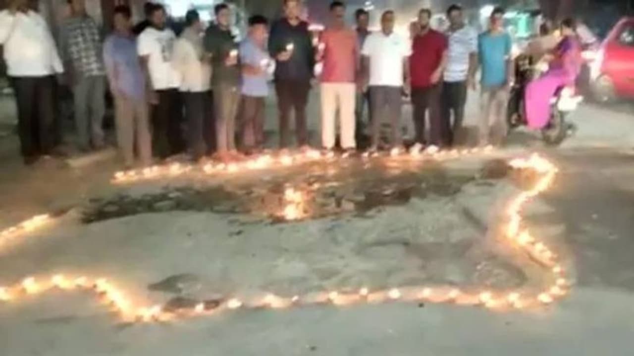 ദീപാവലി ദിനത്തിൽ റോഡിലെ കുഴികൾക്ക് ചുറ്റം ദീപം കത്തിച്ച് പ്രതിഷേധം