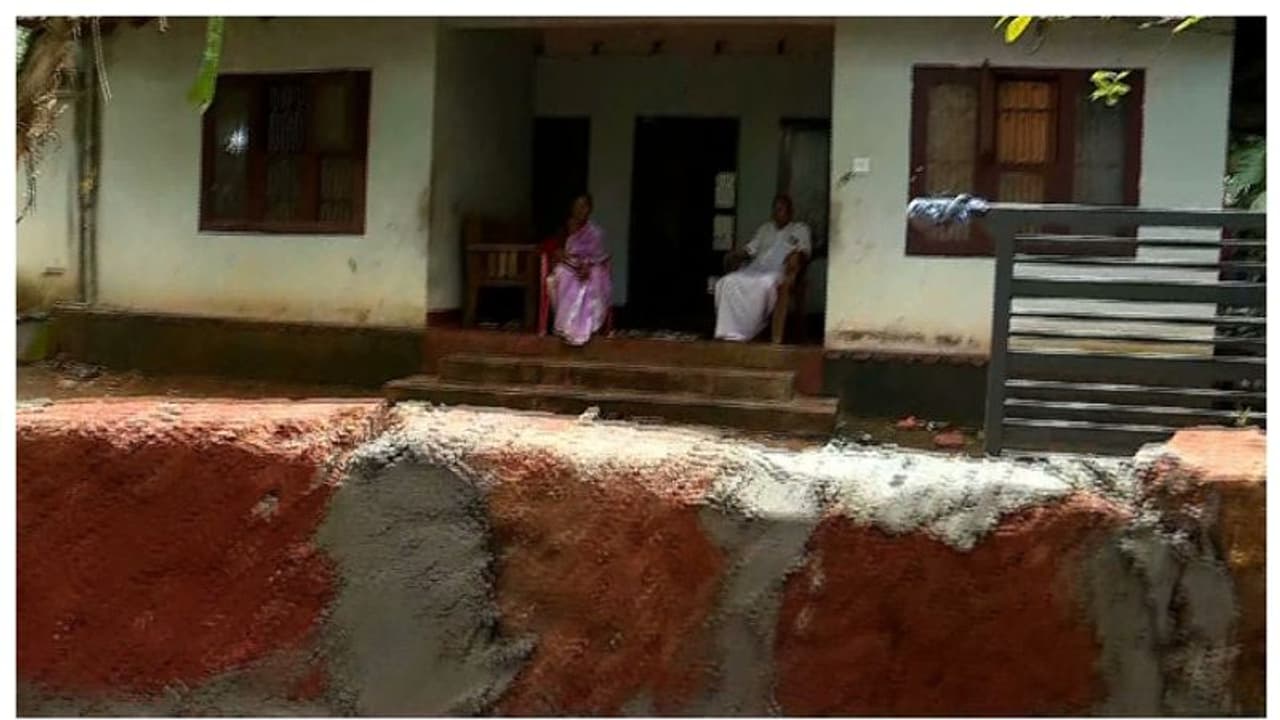  അയല്‍വാസി വഴിയടച്ചു, കണ്ണൂരില്‍ വീട്ടില്‍ നിന്ന് പുറത്തിറങ്ങാനാകാതെ കുടുംബം