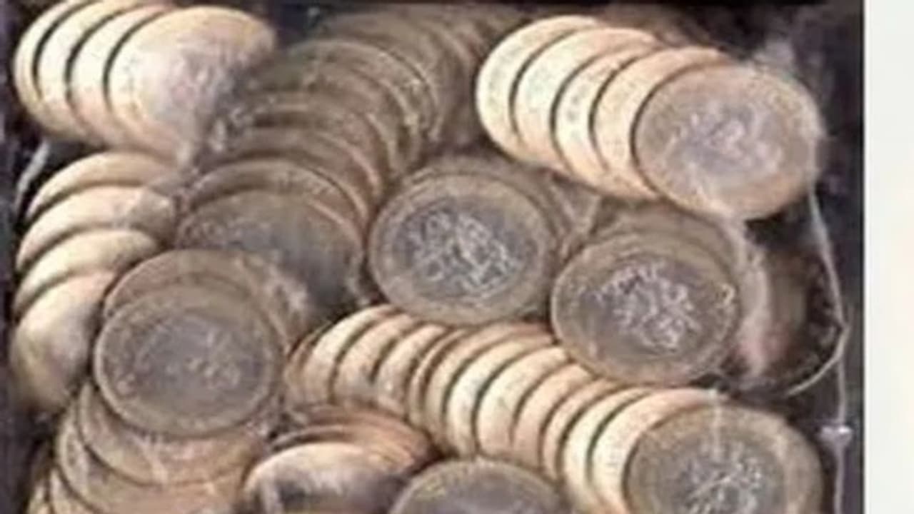 ట్రాక్ మార్చిన కేటుగాళ్లు.. నకిలీ నోట్లు కాదు, నకిలీ కాయిన్స్ తయారీ.. 9 లక్షల ఫేక్ కాయిన్స్ సీజ్