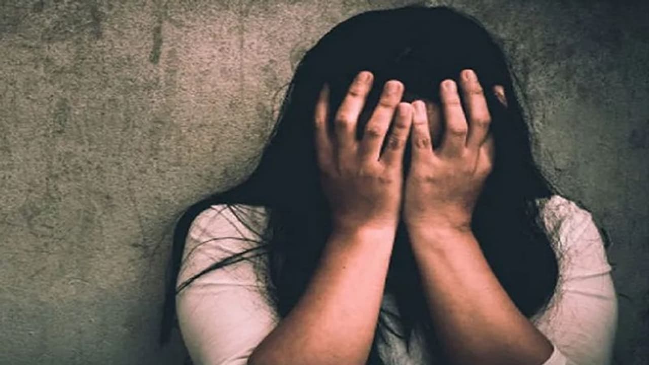 9 साल की छात्रा की शॉकिंग आपबीतीः टीचर कपड़ों में हाथ डालते हैं, मना करने पर फेल करने की देते धमकी