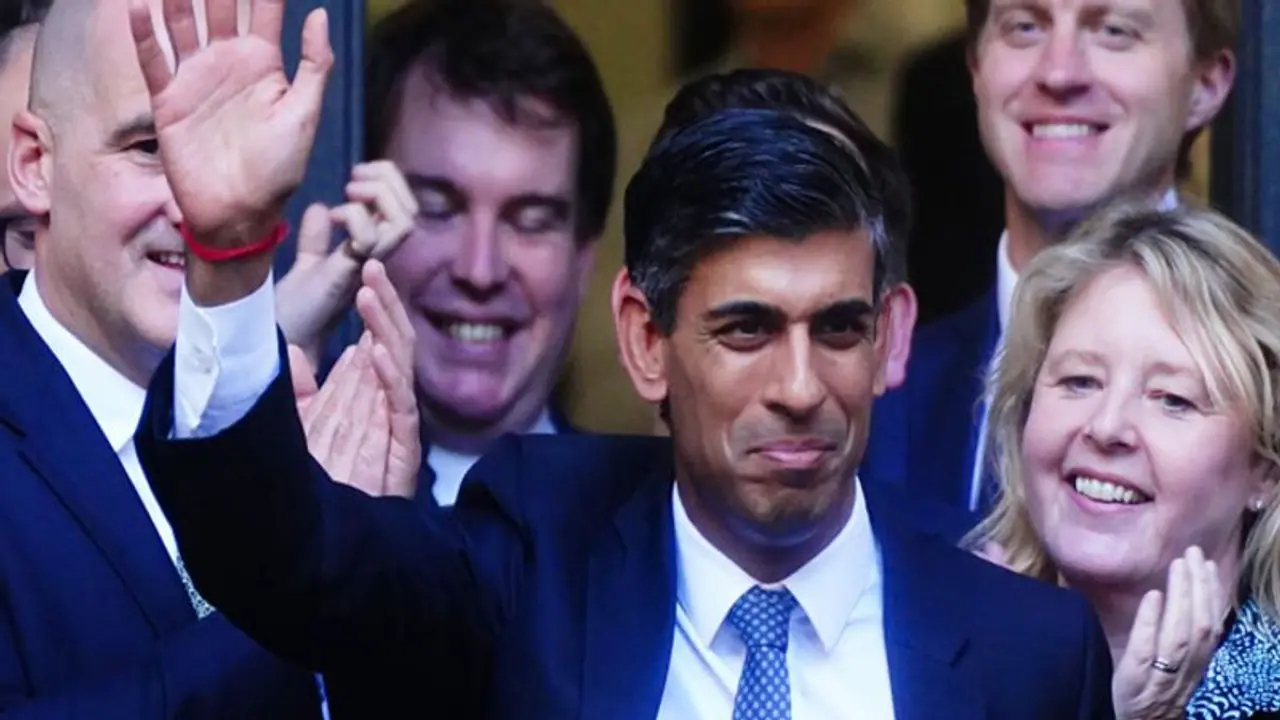 ১০, ডাউনিং স্টিট ছেড়ে সপরিবারে ঋষি থাকবেন অন্যত্র, প্রধানমন্ত্রী হয়েও সরকারি বাসভবনে থাকতে নারাজ ঋষি ১০, ডাউনিং স্টিট ছেড়ে সপরিবারে ঋষি থাকবেন অন্যত্র, প্রধানমন্ত্রী হয়েও সরকারি বাসভবনে থাকতে নারাজ ঋষি