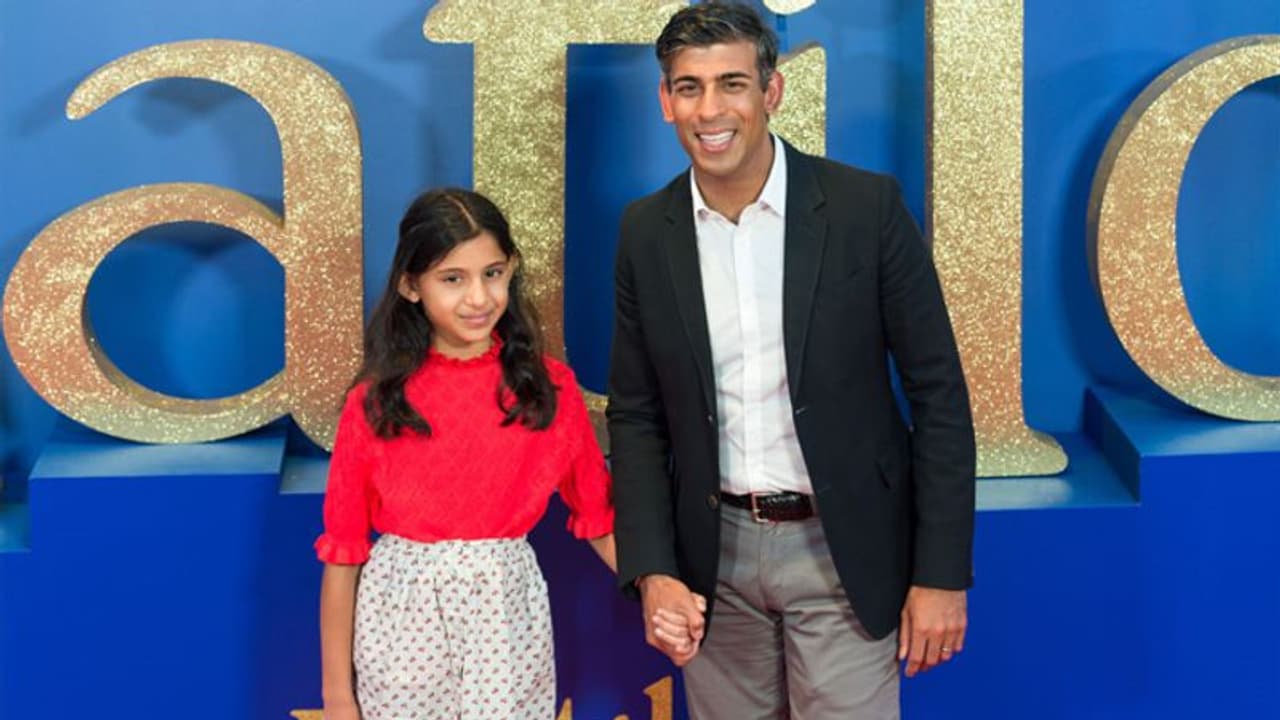కూచిపూడి డ్యాన్స్ తో అదరగొట్టిన బ్రిటన్ ప్రధాని రిషి సునక్ కుమార్తె..! కూచిపూడి డ్యాన్స్ తో అదరగొట్టిన బ్రిటన్ ప్రధాని రిషి సునక్ కుమార్తె..!