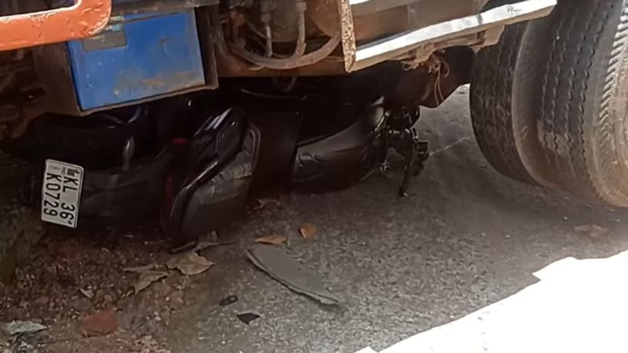 വലത്തോട്ട് വെട്ടിച്ച ടിപ്പർ ലോറിക്കടിയിൽ വീണ് ബൈക്ക് യാത്രികനായ വിദ്യാർത്ഥിക്ക് ദാരുണാന്ത്യം