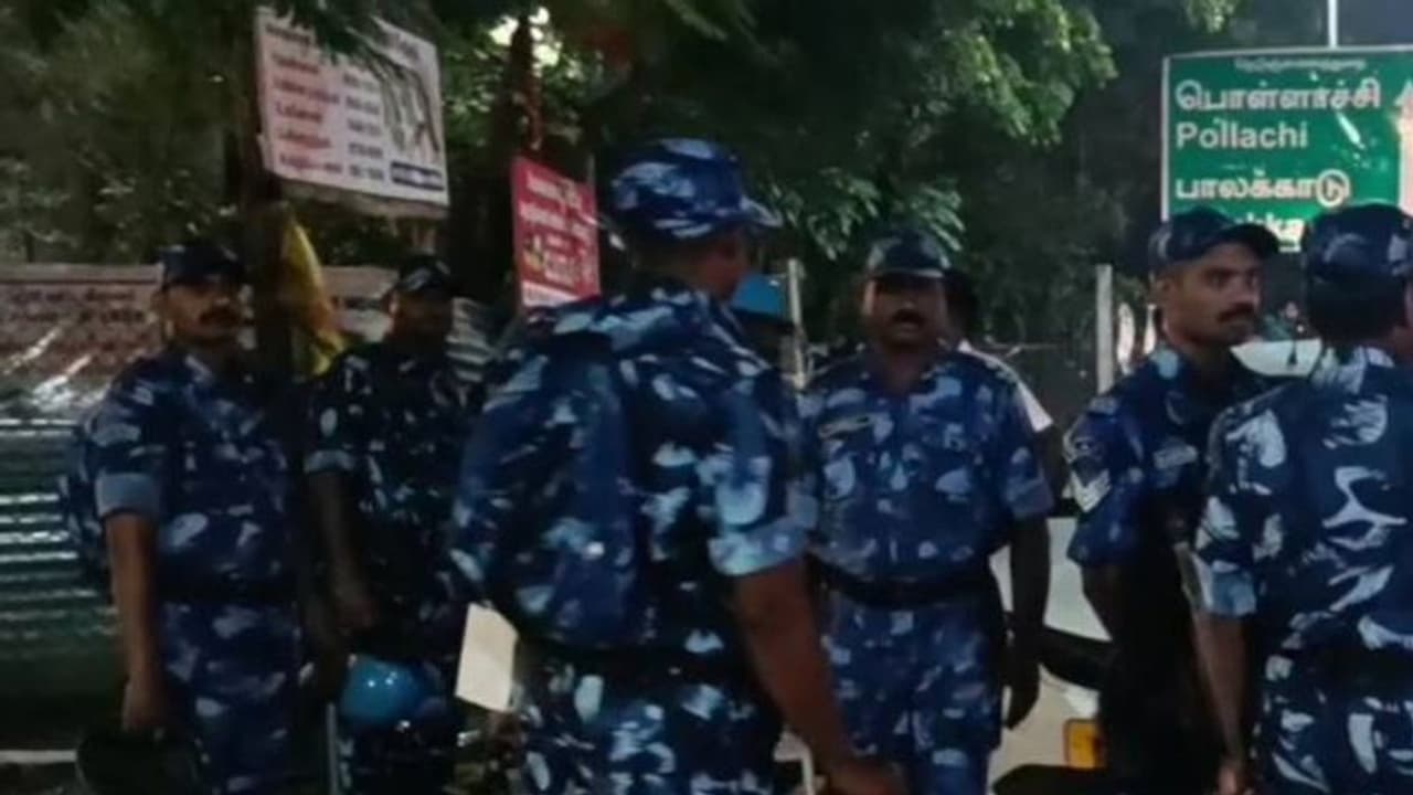 கோவையில் காரில் சிலிண்டர் வெடிப்பு எதிரொலி.. பாதுகாப்பு பணியில் அதிவிரைவு படையினர்..!