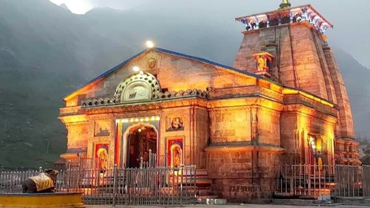 यहां के कारोबारी ने भगवान केदारनाथ को चढ़ाया 230 किलो सोना, अब गोल्ड की होंगी मंदिर की दीवारें यहां के कारोबारी ने भगवान केदारनाथ को चढ़ाया 230 किलो सोना, अब गोल्ड की होंगी मंदिर की दीवारें