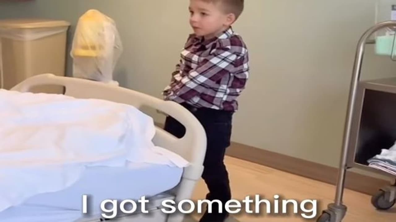 कुछ ही देर पहले जन्मे छोटे भाई के लिए बच्चा लाया था गिफ्ट, देखिए अस्पताल में क्या किया उसके साथ 