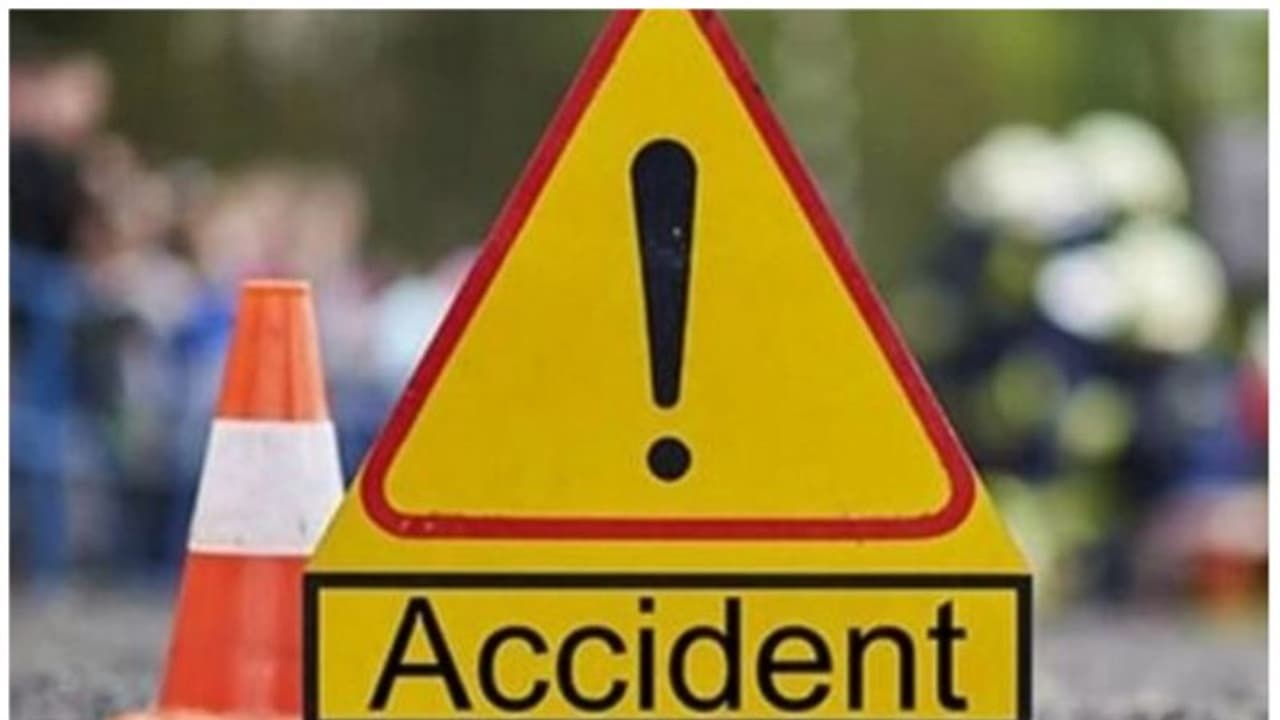 സ്വകാര്യ ബസും ലോറിയും കൂട്ടിയിടിച്ചു, 27 പേര്‍ക്ക് പരിക്ക് 