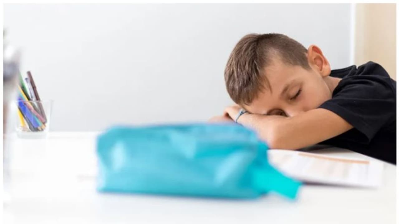 കുട്ടികൾക്ക് വേണ്ടത്ര ഉറക്കം കിട്ടിയില്ലെങ്കിൽ ഉണ്ടാകാവുന്ന ആരോ​ഗ്യപ്രശ്നങ്ങൾ 