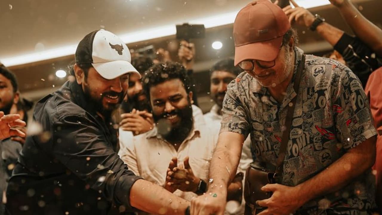 പാരിപ്പള്ളിയിൽ ആവേശം നിറച്ച് 'പടവെട്ട്' വിജയാഘോഷം, നിവിൻ പോളിയെയും സംഘത്തെയും കാണാൻ ആരാധകർ ഒഴുകിയെത്തി പാരിപ്പള്ളിയിൽ ആവേശം നിറച്ച് 'പടവെട്ട്' വിജയാഘോഷം, നിവിൻ പോളിയെയും സംഘത്തെയും കാണാൻ ആരാധകർ ഒഴുകിയെത്തി