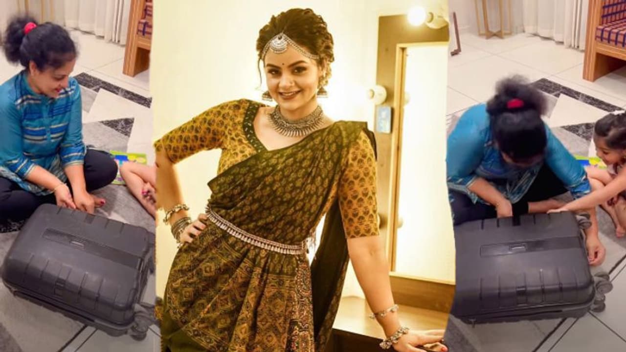 'ദുബായിൽ നിന്ന് വരുന്ന പെട്ടിത്തുറക്കൽ ചടങ്ങ്' പകർത്തി ശിൽപ ബാല 'ദുബായിൽ നിന്ന് വരുന്ന പെട്ടിത്തുറക്കൽ ചടങ്ങ്' പകർത്തി ശിൽപ ബാല