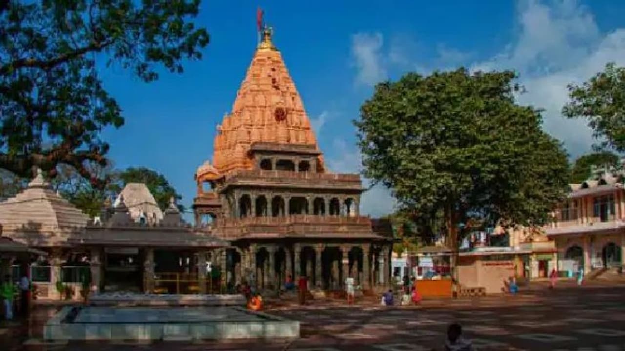 भारत का एक ऐसा मंदिर जो ग्रहण की सूतक में भी रहता है खुला, नहीं होता यहां कोई असर...जानिए इसका रहस्य भारत का एक ऐसा मंदिर जो ग्रहण की सूतक में भी रहता है खुला, नहीं होता यहां कोई असर...जानिए इसका रहस्य