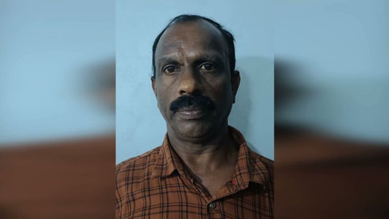 റബര്‍ വെട്ടി പാല്‍ കടത്താന്‍ ശ്രമം, അനധികൃത റബര്‍ വെട്ടില്‍ തൊഴിലാളികളുടെ ഇടപെടല്‍; വാച്ചര്‍ പിടിയില്‍