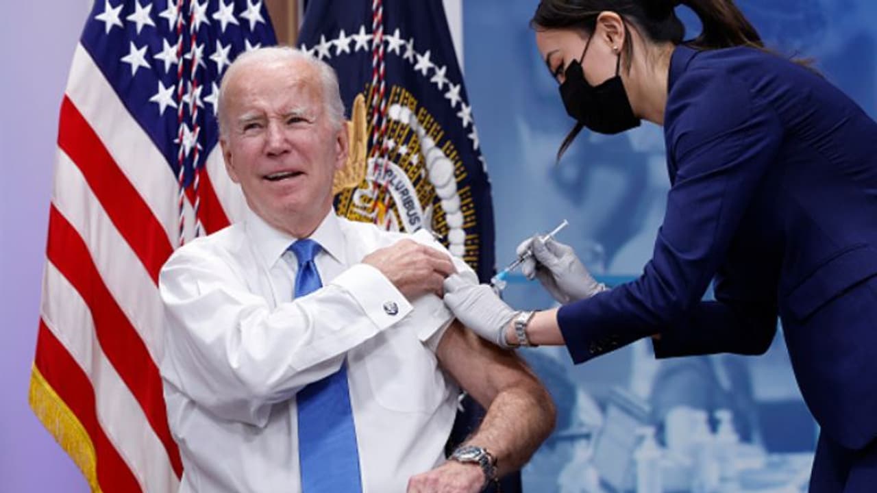 സുരക്ഷിതമായ അവധിക്കാലം വേണം; കൊവിഡ് ബൂസ്റ്റര് ഡോസ് സ്വീകരിച്ച് അമേരിക്കന് പ്രസിഡന്റ് ജോ ബൈഡന് സുരക്ഷിതമായ അവധിക്കാലം വേണം; കൊവിഡ് ബൂസ്റ്റര് ഡോസ് സ്വീകരിച്ച് അമേരിക്കന് പ്രസിഡന്റ് ജോ ബൈഡന്