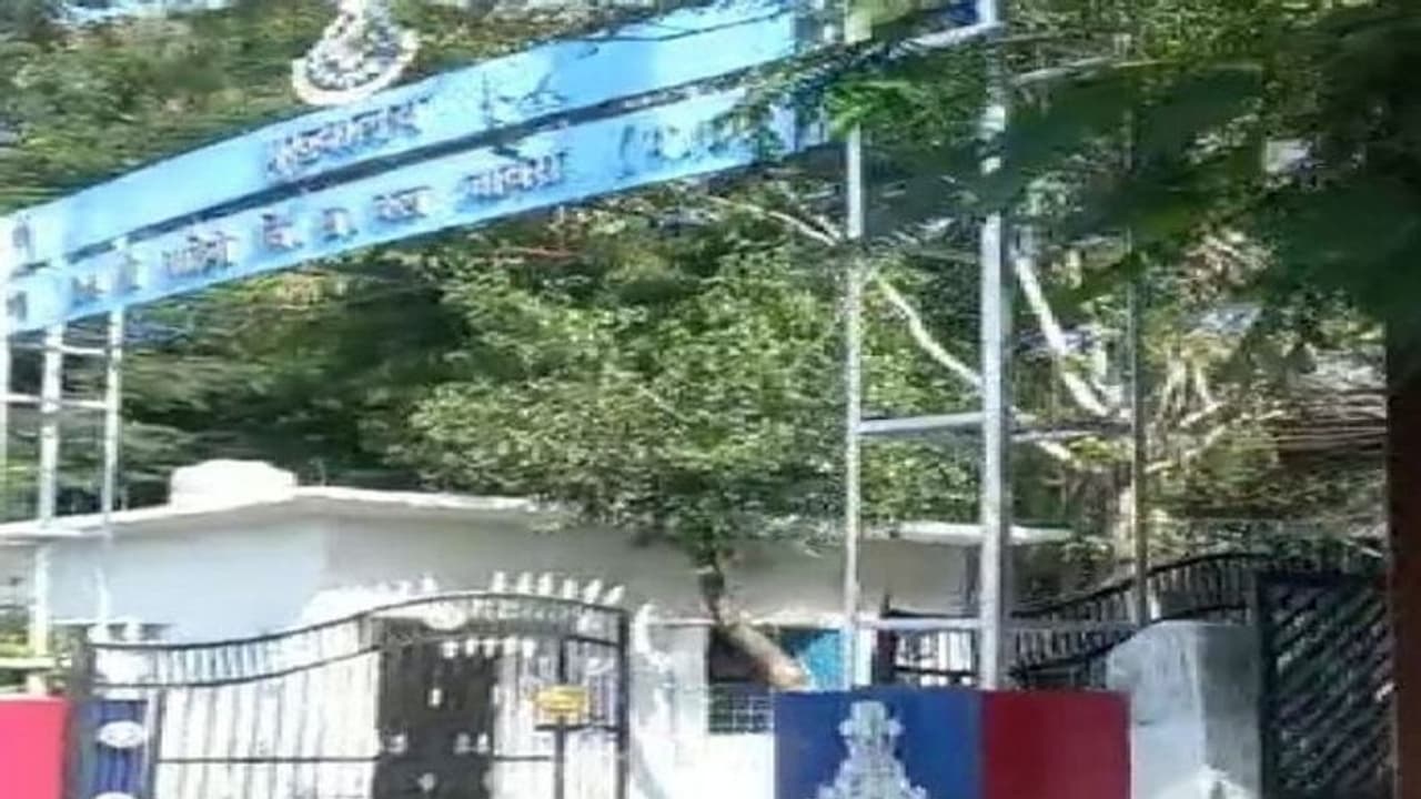 पुलिस कॉलोनी में चोरों का तांडव, आधा दर्जन पुलिस क्वार्टर के ताले टूटे, विधायक के PSO की पिस्टल ले गए चोर पुलिस कॉलोनी में चोरों का तांडव, आधा दर्जन पुलिस क्वार्टर के ताले टूटे, विधायक के PSO की पिस्टल ले गए चोर