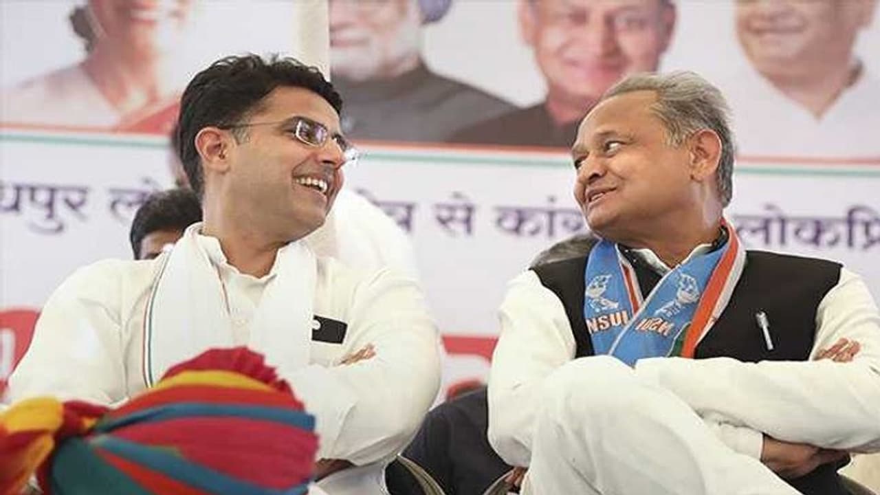 ಗೆಹ್ಲೋಟ್ ಆಪ್ತ ಸಚಿವರ ವಜಾಗೆ ಪೈಲೆಟ್ ಬಣ ಆಗ್ರಹ, ಅಲುಗಾಡುತ್ತಿದೆ ರಾಜಸ್ಥಾನ ಕಾಂಗ್ರೆಸ್ ಸರ್ಕಾರ! ಗೆಹ್ಲೋಟ್ ಆಪ್ತ ಸಚಿವರ ವಜಾಗೆ ಪೈಲೆಟ್ ಬಣ ಆಗ್ರಹ, ಅಲುಗಾಡುತ್ತಿದೆ ರಾಜಸ್ಥಾನ ಕಾಂಗ್ರೆಸ್ ಸರ್ಕಾರ!