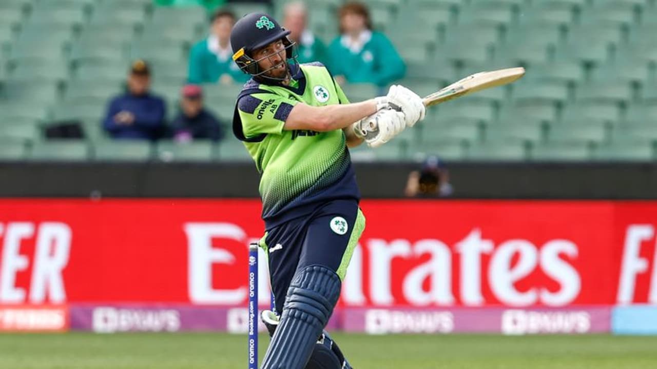 തകര്‍ത്തടിച്ച് തുടങ്ങി, പിന്നെ തകര്‍ന്നടിഞ്ഞു; അയര്‍ലന്‍ഡിനെതിരെ ഇംഗ്ലണ്ടിന് 158 റണ്‍സ് വിജയലക്ഷ്യം