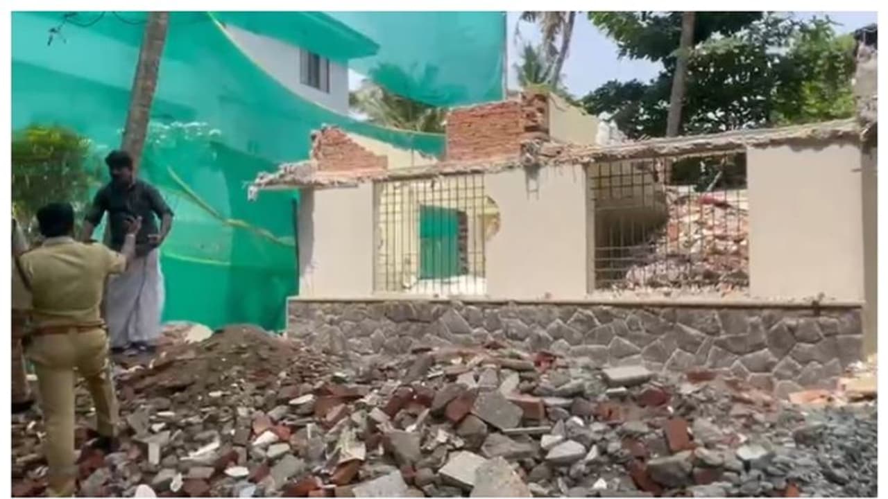 മരടില്‍ കെട്ടിടം പൊളിക്കുന്നതിനിടെ അപകടം, രണ്ടുപേര്‍ മരിച്ചു