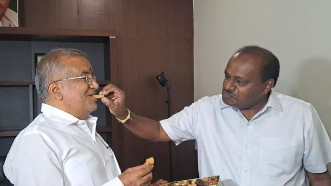 ಮೂರೂವರೆ ವರ್ಷಗಳ ನಂತರ ಜೆಡಿಎಸ್‌ ಕಚೇರಿಗೆ ಕಾಲಿಟ್ಟ ಜಿಟಿಡಿ: ಸಿಹಿ ತಿನ್ನಿಸಿದ ಎಚ್‌ಡಿಕೆ