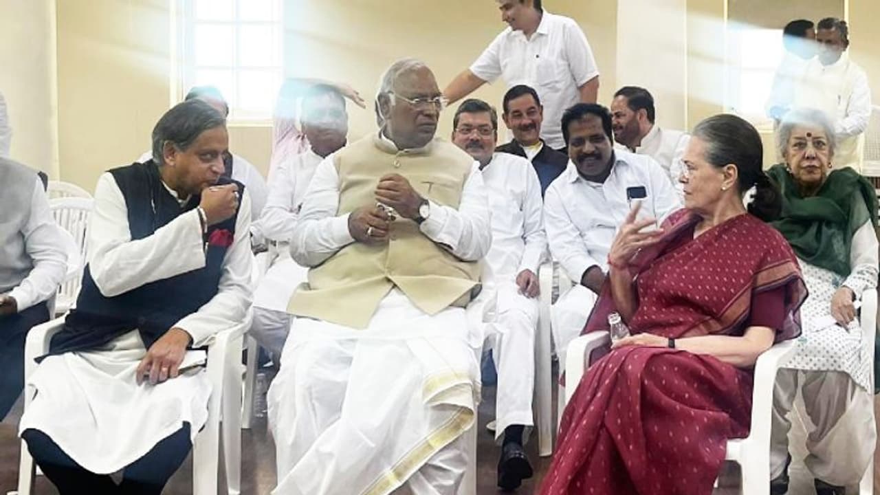 ಹೊಸ ಸಮಿತಿ ರಚಿಸಿದ ಕಾಂಗ್ರೆಸ್‌ ಅಧ್ಯಕ್ಷ ಖರ್ಗೆ, ಶಶಿ ತರೂರ್ ಗಿಲ್ಲ ಮಣೆ!