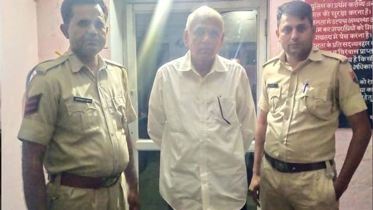 राजस्थान के हवालात में बंद हुए पूर्व कलेक्टर साहब: जेल में झाड़ते रहे अफसरगिरी, जानिए पूरा मामला राजस्थान के हवालात में बंद हुए पूर्व कलेक्टर साहब: जेल में झाड़ते रहे अफसरगिरी, जानिए पूरा मामला