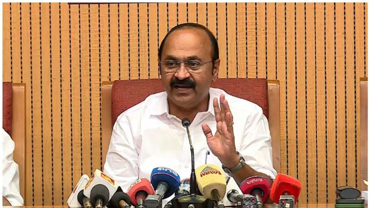 'ഇത് സർക്കാരും ​ഗവർണറും തമ്മിലുള്ള വ്യാജ ഏറ്റുമുട്ടൽ'; സർക്കാരിനെ രക്ഷിക്കാൻ ഒത്തുകളിയെന്ന് വി ഡി സതീശൻ