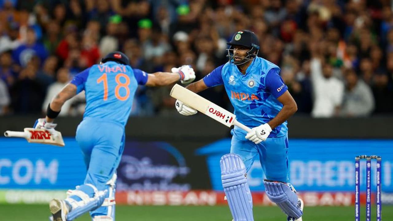 ഗംഗയില് നിന്ന് ചന്ദ്രമുഖിയായി മാറിയതുപോലെ, ബാറ്റിംഗ് ക്രീസില് വിരാട് കോലിയുടെ മാറ്റത്തെക്കുറിച്ച് അശ്വിന് ഗംഗയില് നിന്ന് ചന്ദ്രമുഖിയായി മാറിയതുപോലെ, ബാറ്റിംഗ് ക്രീസില് വിരാട് കോലിയുടെ മാറ്റത്തെക്കുറിച്ച് അശ്വിന്