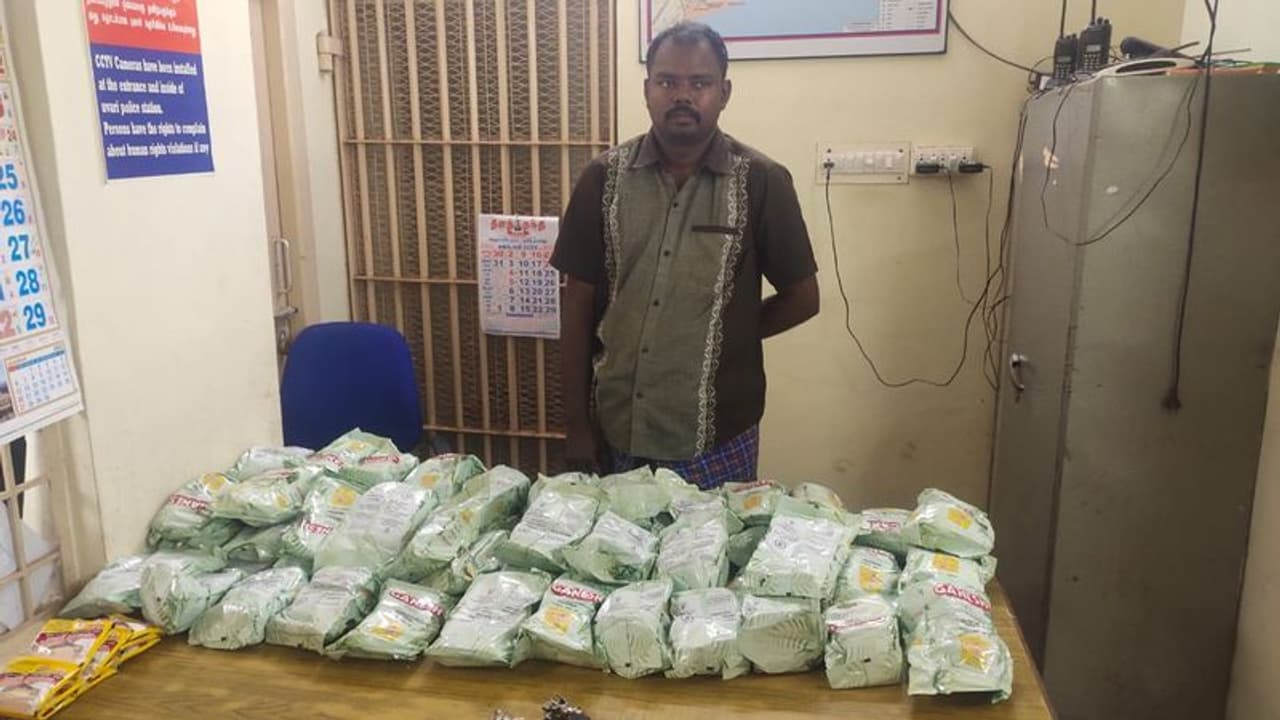 நெல்லை உவரி சோதனைச் சாவடி வழியாக கடத்தல் முயற்சி! 169 கிலோ குட்கா வஸ்துகள் பறிமுதல்! நெல்லை உவரி சோதனைச் சாவடி வழியாக கடத்தல் முயற்சி! 169 கிலோ குட்கா வஸ்துகள் பறிமுதல்!