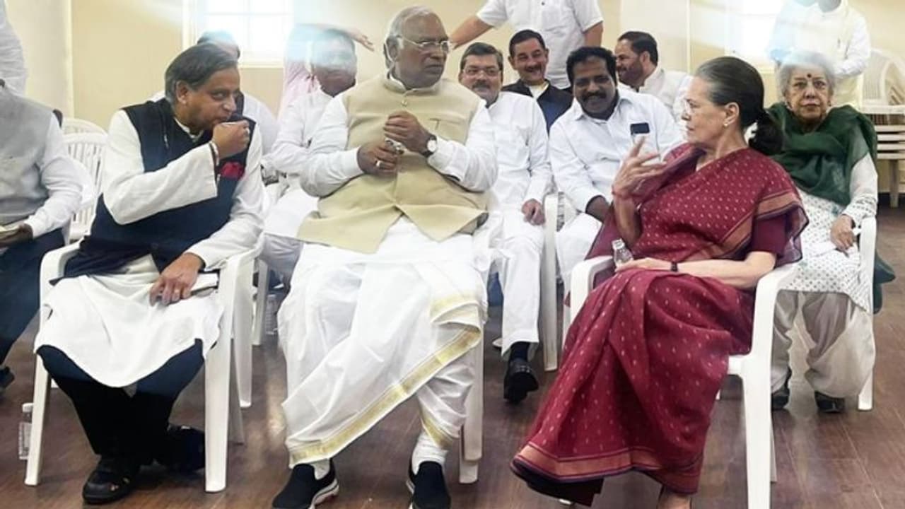 ഒരുമിച്ചിരുന്ന് തരൂരും ഖാർഗെയും സോണിയയും; ജനാധിപത്യം സിന്ദാബാദെന്ന് കോൺഗ്രസ് ഒരുമിച്ചിരുന്ന് തരൂരും ഖാർഗെയും സോണിയയും; ജനാധിപത്യം സിന്ദാബാദെന്ന് കോൺഗ്രസ്