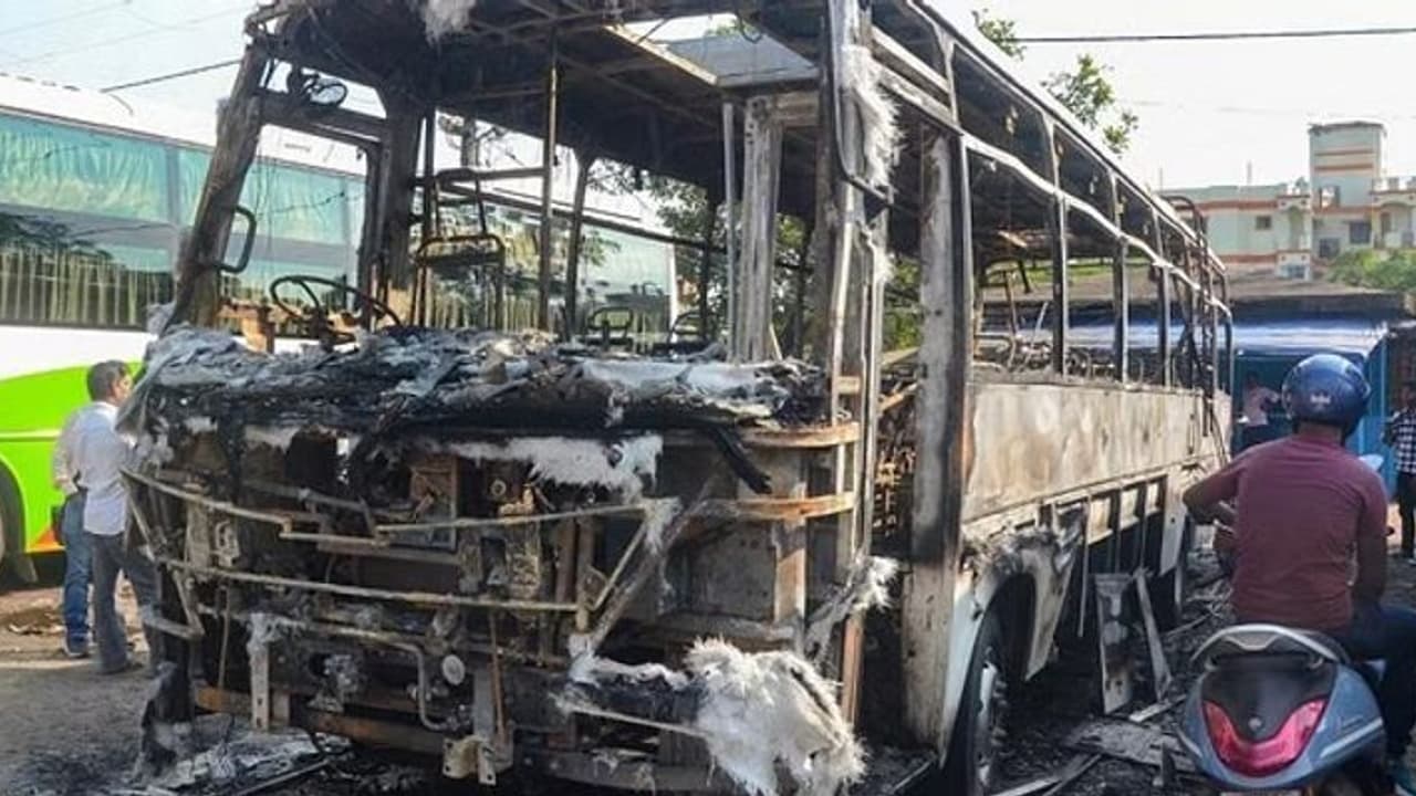 பற்றி எரிந்த பேருந்து... தீயில் கருகிய பேருந்து பணியாளர்கள்... ராஞ்சியில் நிகழ்ந்த சோகம்!!