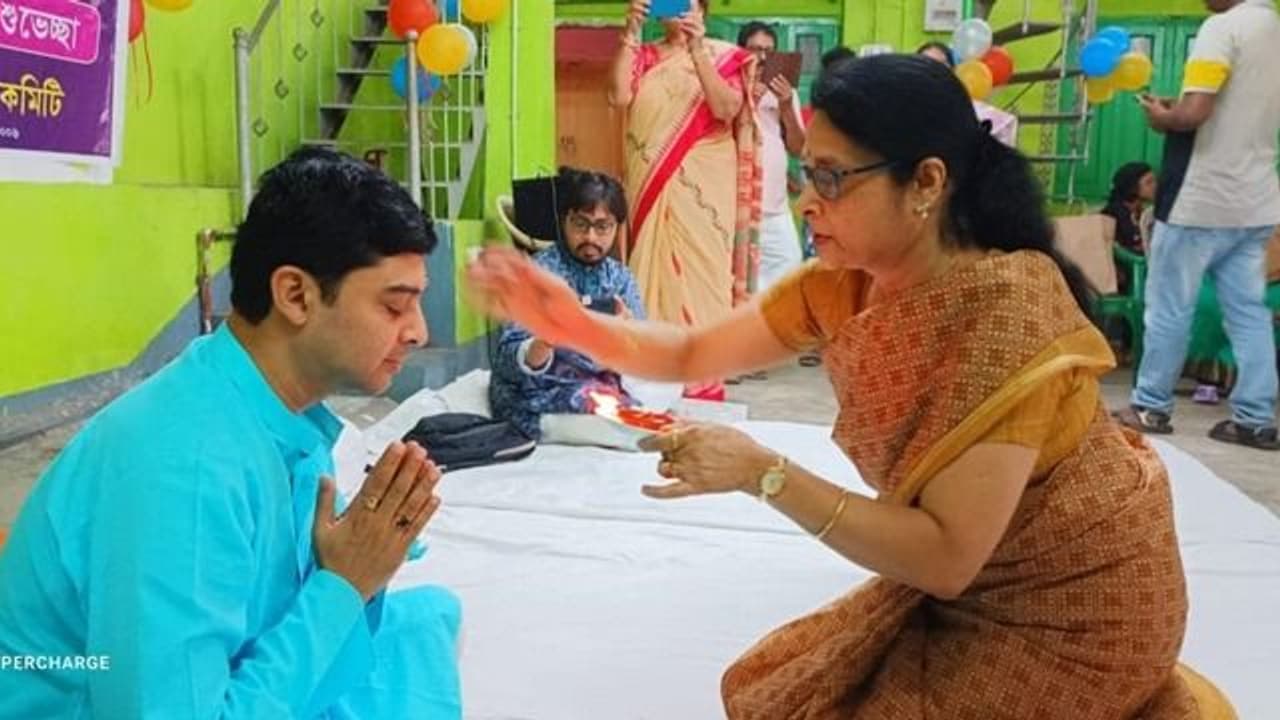 ভাইফোঁটায় নিষিদ্ধপল্লিতে ভাস্বর, ফোঁটা নিলেন যৌনকর্মী দিদিদের থেকে ভাইফোঁটায় নিষিদ্ধপল্লিতে ভাস্বর, ফোঁটা নিলেন যৌনকর্মী দিদিদের থেকে