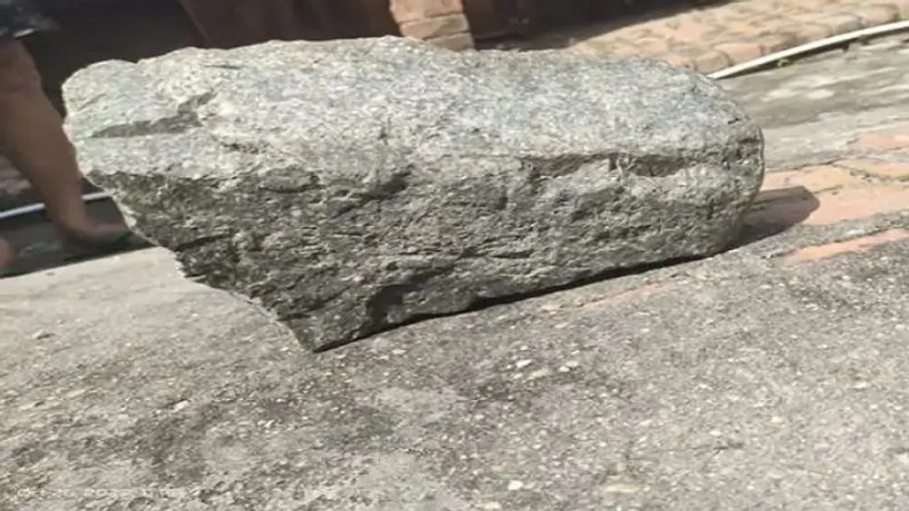 पीलीभीत में छत पर गिरा पत्थर, अंधविश्वास के चलते लोगों ने शुरू की पूजा, मकान मालिक ने किया इस बात का दावा पीलीभीत में छत पर गिरा पत्थर, अंधविश्वास के चलते लोगों ने शुरू की पूजा, मकान मालिक ने किया इस बात का दावा