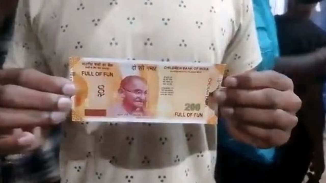 தனியார் வங்கி ஏடிஎம் இல் கள்ளநோட்டு... பணம் எடுக்க வந்தவர் அதிர்ச்சி!!