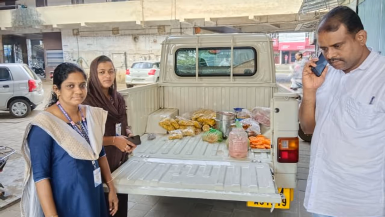 ചീഞ്ഞ പഴങ്ങൾ, പൂപ്പൽ ബാധിച്ച ജിലേബി, ലഡു, കാലാവധി കഴിഞ്ഞ ചിപ്സ്..; ബേക്കറിയിൽ റെയ്ഡ്, പഴകിയ ഭക്ഷണം നശിപ്പിച്ചു