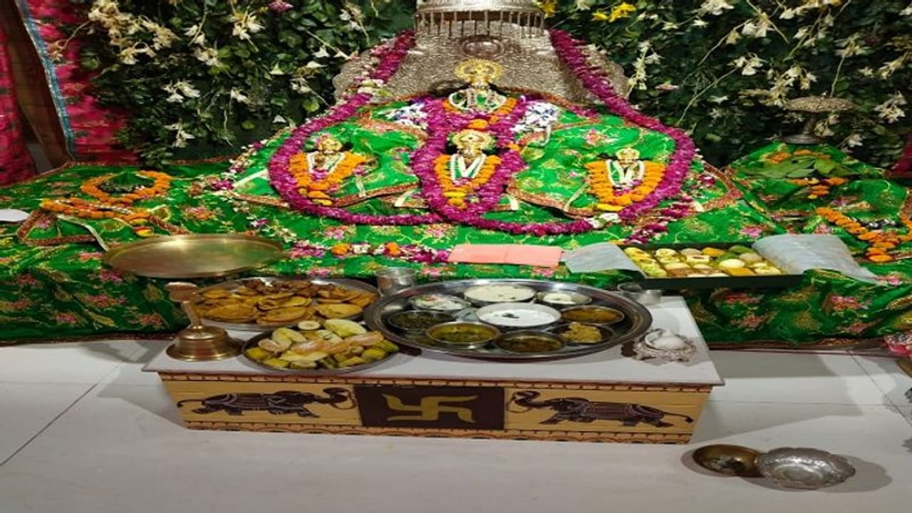 अब रामलला की मुख्य तीन आरती में शामिल हो सकेंगे भक्त, जानिए कितना बढ़ाया गया दर्शन करने का टाइम अब रामलला की मुख्य तीन आरती में शामिल हो सकेंगे भक्त, जानिए कितना बढ़ाया गया दर्शन करने का टाइम