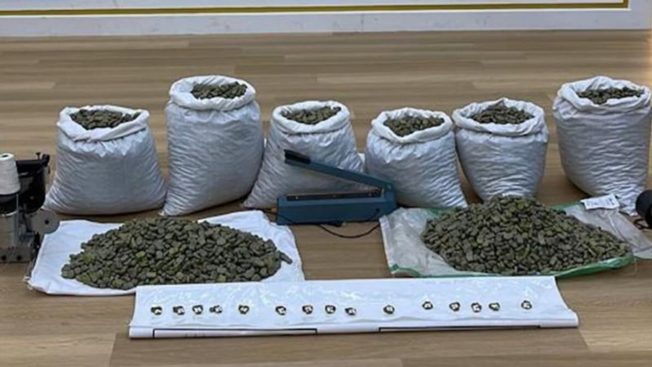 Bengaluru Crime: ಹೊಸ ವರ್ಷದ ನಶೆ ಪಾರ್ಟಿಗೆ ತಂದಿದ್ದ 6 ಕೋಟಿ ಡ್ರಗ್ಸ್ ವಶ Bengaluru Crime: ಹೊಸ ವರ್ಷದ ನಶೆ ಪಾರ್ಟಿಗೆ ತಂದಿದ್ದ 6 ಕೋಟಿ ಡ್ರಗ್ಸ್ ವಶ